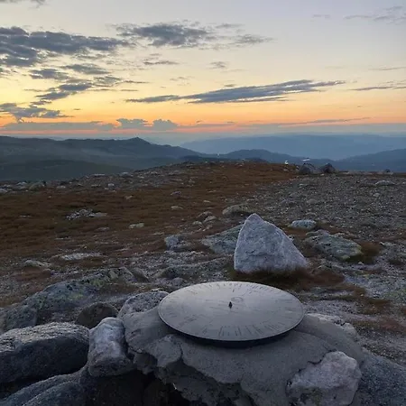 Nydelig Og Usjenert Hytte Naer Fla, Fjell Og Vann. Flå