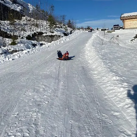 Nydelig Og Usjenert Hytte Naer Fla, Fjell Og Vann. Flå