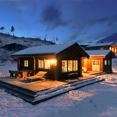 Nydelig Og Usjenert Hytte Naer Fla, Fjell Og Vann. Flå